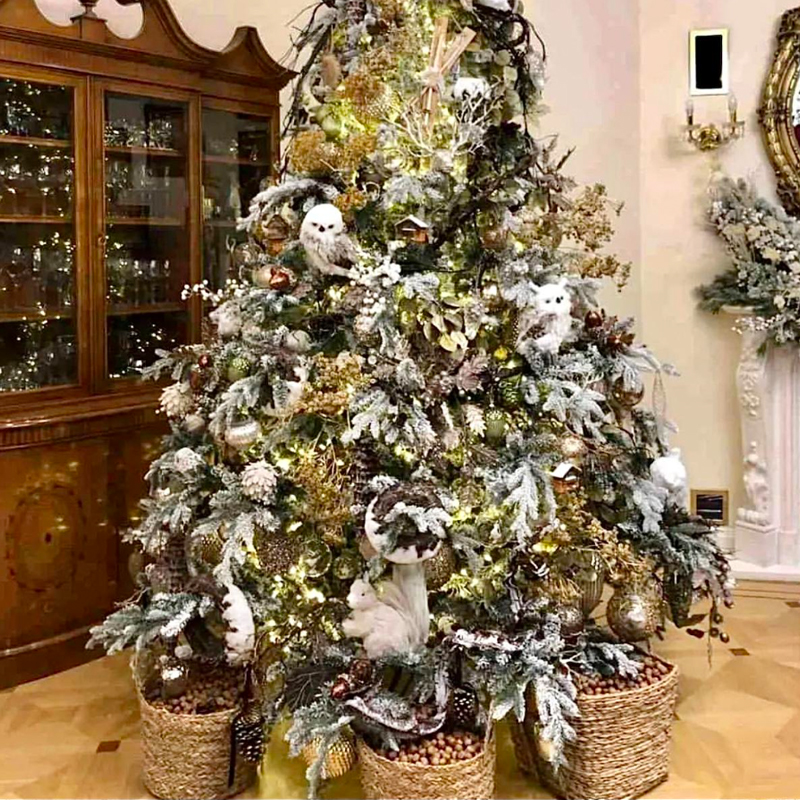 Ель Дизайнерская Украшенная Декором Christmas tree Premium Winter Night Золотой Белый Зеленый Ель Дизайнерская Украшенная Декором Christmas tree Premium Winter Night Золотой Белый Зеленый в Волгограде | Loft Concept