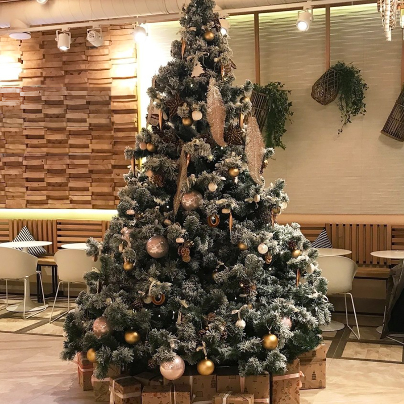 Дизайнерская Елка с Золотым новогодним декором Christmas Tree Golden Feathers Золотой Зеленый Дизайнерская Елка с Золотым новогодним декором Christmas Tree Golden Feathers Золотой Зеленый в Волгограде | Loft Concept