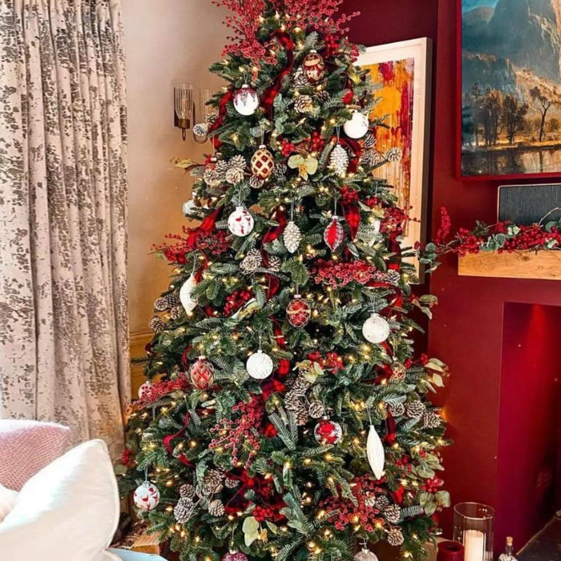 Дизайнерская Елка Украшенная Золотым и Белым декором Pine Cones and Red Decor Красный Белый Зеленый Дизайнерская Елка Украшенная Золотым и Белым декором Pine Cones and Red Decor Красный Белый Зеленый в Волгограде | Loft Concept