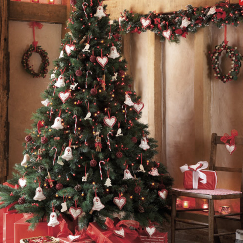 Дизайнерская Елка с Белым и Красным декором Christmas Tree Gingerbread Decor Белый Красный Дизайнерская Елка с Белым и Красным декором Christmas Tree Gingerbread Decor Белый Красный в Волгограде | Loft Concept