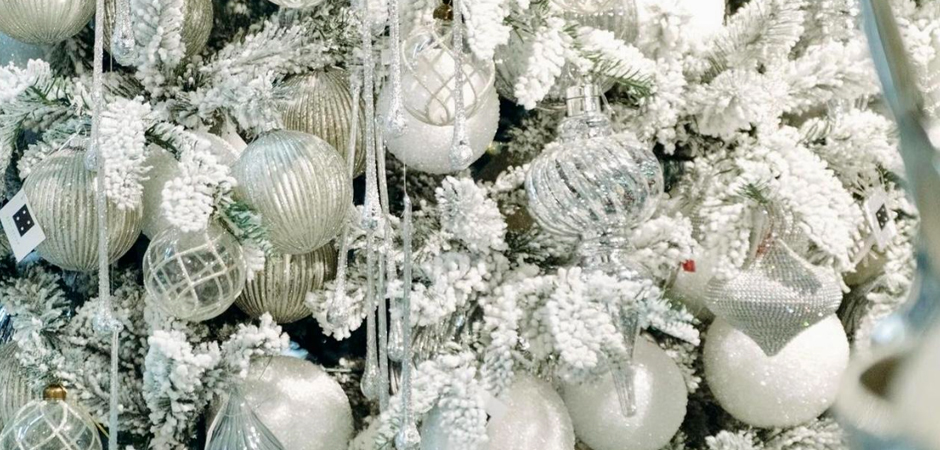 Дизайнерская Елка Заснеженная с Белыми елочными игрушками Christmas Tree White Hoarfrost Дизайнерская Елка Заснеженная с Белыми елочными игрушками Christmas Tree White Hoarfrost - Loft-Concept в Волгограде