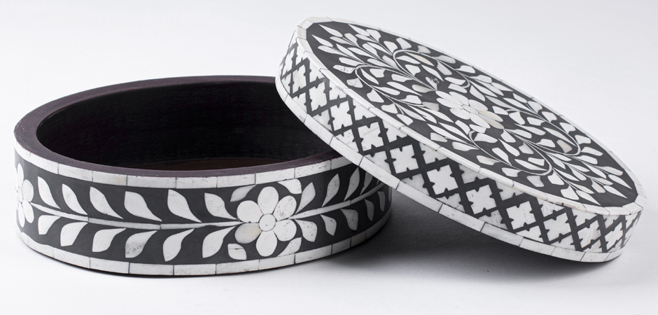 Круглая черная шкатулка инкрустация кость - фото №1