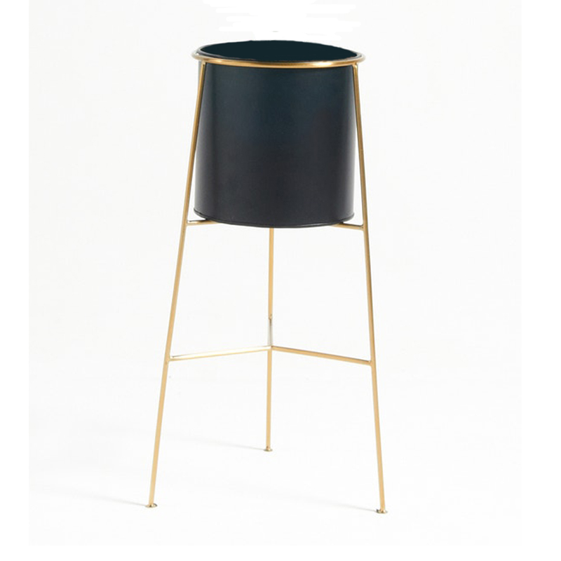 Ваза Vase On A Metal Stand Латунь Черный Ваза Vase On A Metal Stand Латунь Черный в Волгограде | Loft Concept
