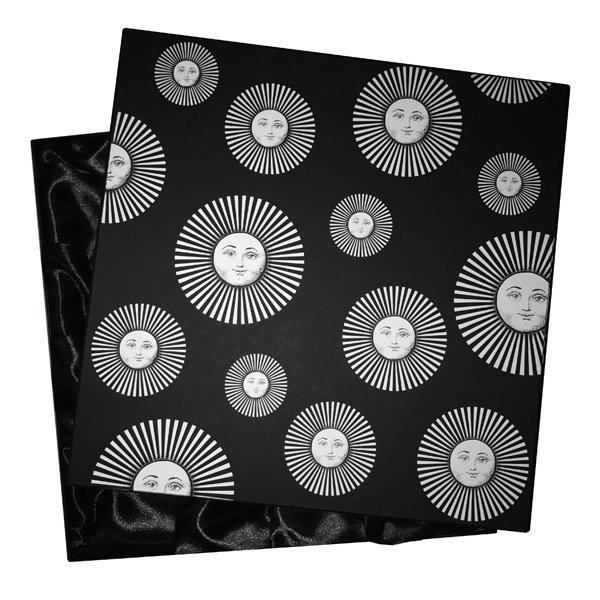 Подарочная коробка для тарелок Fornasetti Черно-белый Подарочная коробка для тарелок Fornasetti Черно-белый в Волгограде | Loft Concept