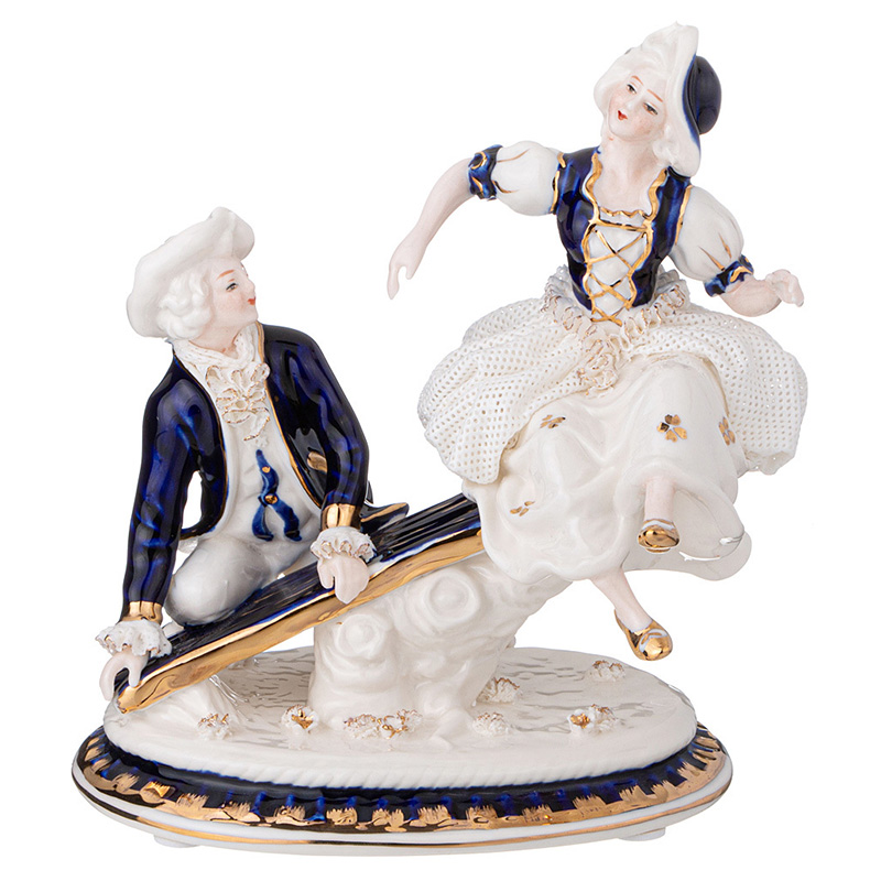 Статуэтка фарфоровая Влюбленная пара Charming Statuette Белый Синий Золотой Статуэтка фарфоровая Влюбленная пара Charming Statuette Белый Синий Золотой в Волгограде | Loft Concept