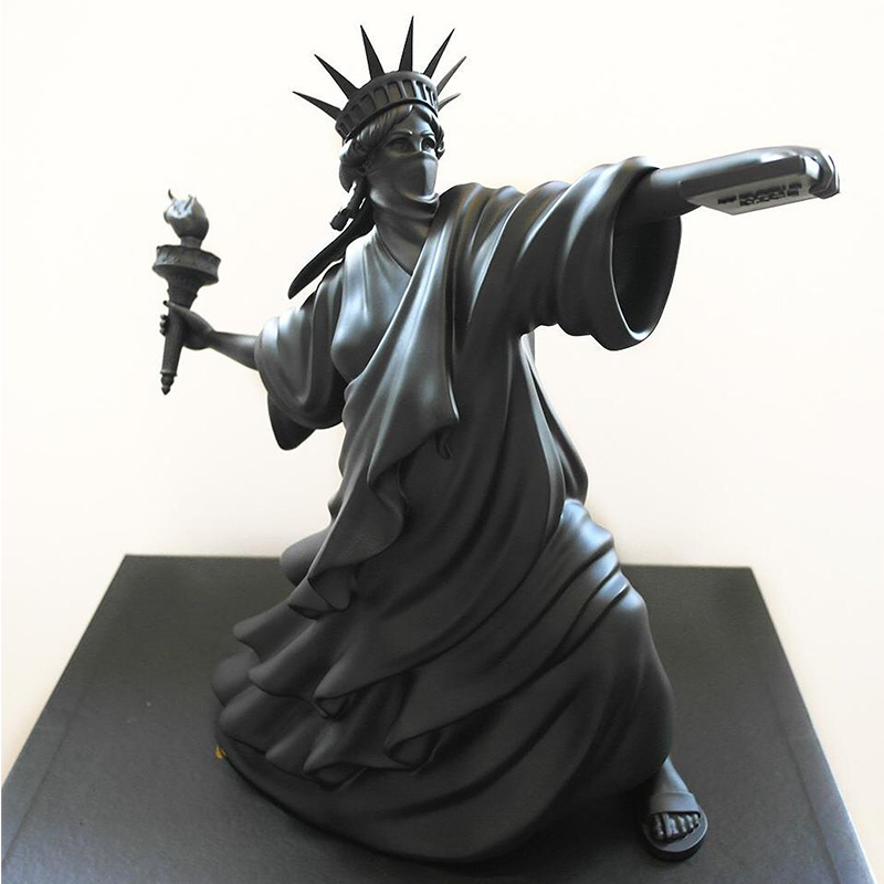 Статуэтка Freedom Riot Black Черный Статуэтка Freedom Riot Black Черный в Волгограде | Loft Concept