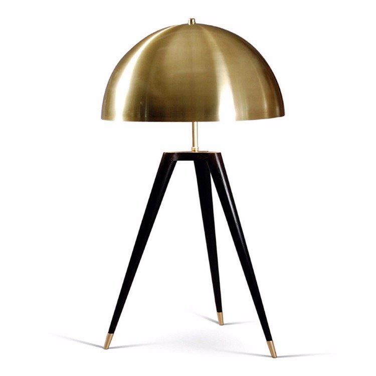 Настольная лампа Matthew Fairbank Fife Tripod Table Lamp Черный Глянцевое золото Настольная лампа Matthew Fairbank Fife Tripod Table Lamp Черный Глянцевое золото в Волгограде | Loft Concept