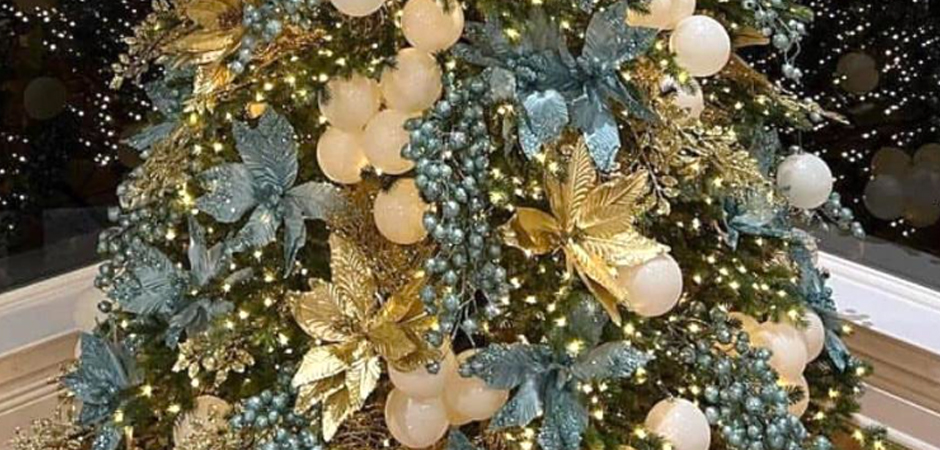 Дизайнерская Елка украшенная Золотыми и Голубыми Цветами Golden and Blue Flowers Дизайнерская Елка украшенная Золотыми и Голубыми Цветами Golden and Blue Flowers - Loft-Concept в Волгограде