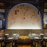 Обои ручная роспись Falling Flowers Standard colourway on Pale Grey dyed silk варинант исполнения - 1 | Loft Concept в Волгограде