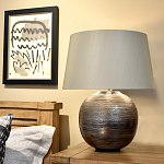 Настольная лампа с круглым фарфоровым основанием ручной работы с покрытием глазурью и белым абажуром из искусственного шелка Elstead Lighting варинант исполнения - 2 | Loft Concept в Волгограде