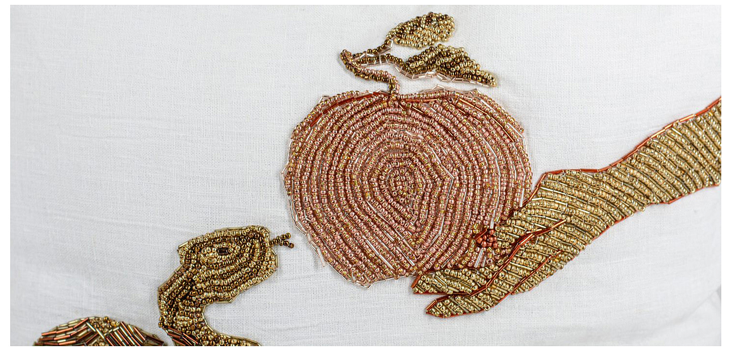 Подушка с вышивкой из бисера Snake with Apple Подушка с вышивкой из бисера Snake with Apple - Loft-Concept в Волгограде