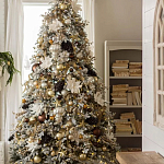 Дизайнерская Елка украшенная шарами в бежевых тонах и декором в виде белых цветов и шишек варинант исполнения - 1 | Loft Concept в Волгограде