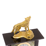 Часы настольные с декором в виде волка из натурального камня Офиокальцит Wolf Stone Clock варинант исполнения - 3 | Loft Concept в Волгограде