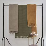 Плед из шерсти зеленого цвета с бахромой Waffle Comfort варинант исполнения - 4 | Loft Concept в Волгограде