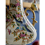 Ваза белого цвета из фарфора с цветочным рисунком и бронзовыми ручками с фигурками птиц Eden Garden porcelain and bronze варинант исполнения - 4 | Loft Concept в Волгограде