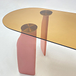 Обеденный стол со стеклянной столешницей и розовыми ножками с тканевой обивкой Wrigley варинант исполнения - 4 | Loft Concept в Волгограде