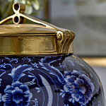 Ваза с насыщенным синим орнаментом и золотой крышкой Blue & White Ornament  варинант исполнения - 3 | Loft Concept в Волгограде