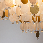 Люстра подвесная с белыми и золотыми круглыми подвесками Диаметр 70 см SHELL Chandelier варинант исполнения - 3 | Loft Concept в Волгограде