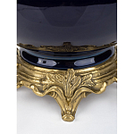 Ваза темно-синяя фарфоровая на бронзовой подставке с ажурным ободком и изогнутыми ручками Eden Garden варинант исполнения - 3 | Loft Concept в Волгограде