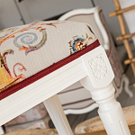 Банкетка одноместная из массива бука бежевая с растительным орнаментом Raffael Beige Floral Banquette варинант исполнения - 2 | Loft Concept в Волгограде