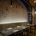 Обои ручная роспись Falling Flowers Standard colourway on Pale Grey dyed silk варинант исполнения - 2 | Loft Concept в Волгограде