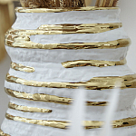 Ваза белая с рельефной поверхностью и золотыми полосами Vase Beehive варинант исполнения - 3 | Loft Concept в Волгограде