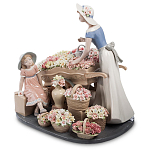 Статуэтка фарфоровая Девушка и маленькая девочка с цветами Charming Statuette варинант исполнения - 1 | Loft Concept в Волгограде