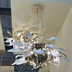 Люстра подвесная с белыми матовыми и золотыми глянцевыми листьями Wintery flovers варинант исполнения - 4 | Loft Concept в Волгограде