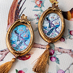 Картина с изображением павлинов в саду в овальной позолоченной раме с кисточкой Chinoiserie Imperial Garden Peacocks on a Tree Poster варинант исполнения - 4 | Loft Concept в Волгограде