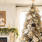 Дизайнерская Елка украшенная шарами в бежевых тонах и декором в виде белых цветов и шишек варинант исполнения - 3 | Loft Concept в Волгограде