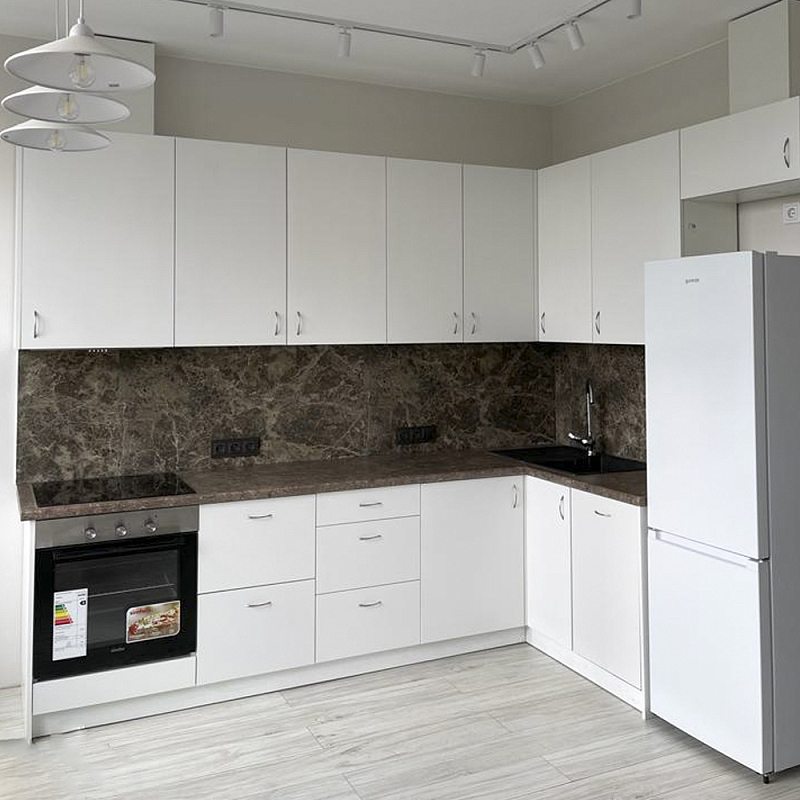 Угловой кухонный гарнитур белый и столешница под мрамор Gene Kitchen Set Белый Коричневый Угловой кухонный гарнитур белый и столешница под мрамор Gene Kitchen Set Белый Коричневый в Волгограде | Loft Concept