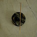 Круглая подставка под благовония из эпоксидной смолы с цветами черная Epoxy Resin Flowers Incense Stand Black варинант исполнения - 3 | Loft Concept в Волгограде