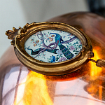 Картина с изображением павлинов в саду в овальной позолоченной раме с кисточкой Chinoiserie Imperial Garden Peacocks on a Tree Poster варинант исполнения - 3 | Loft Concept в Волгограде