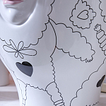 Ваза с декоративными лицами и графическими элементами в виде сердец и символов Faces of Imagination варинант исполнения - 10 | Loft Concept в Волгограде