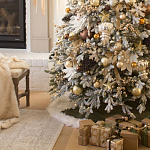 Дизайнерская Елка украшенная шарами в бежевых тонах и декором в виде белых цветов и шишек варинант исполнения - 2 | Loft Concept в Волгограде