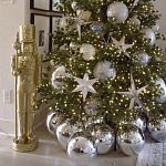 Украшенная Новогодняя Елка с серебряными шарами и звездами варинант исполнения - 2 | Loft Concept в Волгограде