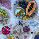 Круглый поднос из эпоксидной смолы с цветами белый Epoxy Resin Flowers Tray White варинант исполнения - 3 | Loft Concept в Волгограде