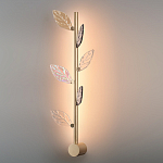 Бра с золотистой вертикальной трубкой и декоративными прозрачными листьями из стекла Sylva  варинант исполнения - 4 | Loft Concept в Волгограде