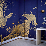 Обои ручная роспись в стиле Арт-деко Whistler Peacocks Colourway SC-100 on Empire Blue dyed silk варинант исполнения - 2 | Loft Concept в Волгограде