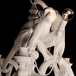 Люстра с тремя фигурами обезьян с лампочками в руках белого цвета Hanging Monkey варинант исполнения - 4 | Loft Concept в Волгограде