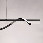 Люстра линейная черного цвета с волнообразным металлическим элементом Luke Lampco Tracer Lamp варинант исполнения - 8 | Loft Concept в Волгограде