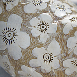 Статуэтка курица с резными белыми цветами на бежевой фактурной поверхности Rustic Chicken варинант исполнения - 2 | Loft Concept в Волгограде