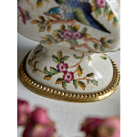 Ваза белого цвета из фарфора с цветочным рисунком и бронзовыми ручками с фигурками птиц Eden Garden porcelain and bronze варинант исполнения - 3 | Loft Concept в Волгограде