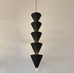 Подвесной светильник светодиодный в виде ряда черных металлических конусов  Herringbone варинант исполнения - 4 | Loft Concept в Волгограде