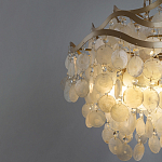 Люстра подвесная с белыми перламутровыми подвесками и изогнутыми золотистыми элементами Диаметр 50 см SHELL Chandelier варинант исполнения - 3 | Loft Concept в Волгограде