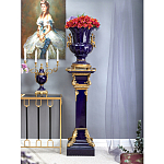 Подсвечник из темно-синего фарфора на бронзовой подставке с фигурками ангелов и декоративными ручками Eden Garden варинант исполнения - 2 | Loft Concept в Волгограде