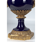 Ваза темно-синего цвета из фарфора с бронзовыми ручками в виде фигур Eden Garden porcelain and bronze варинант исполнения - 4 | Loft Concept в Волгограде