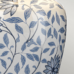 Настольная лампа с керамическим основанием в белом цвете с синим цветочным орнаментом на темной деревянной подставке и тканевым абажуром Elstead Lighting варинант исполнения - 4 | Loft Concept в Волгограде