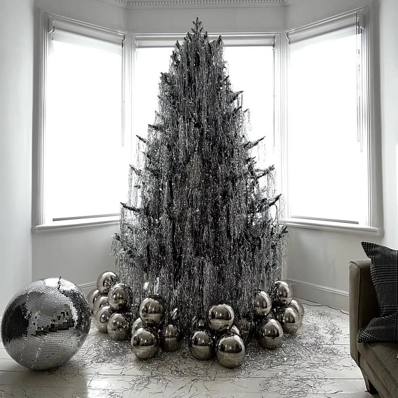 Серебристая Новогодняя Елка с мишурой и современным металлическим декором в комплекте Черный Серебристый в Волгограде | Loft Concept 