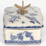 Фарфоровая шкатулка с бронзовой стрекозой Blue and White варинант исполнения - 2 | Loft Concept в Волгограде